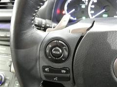 ステアリングスイッチ付き。オーディオの操作やハンズフリー通話も前方から目を離すことなく操作することが可能です。 7