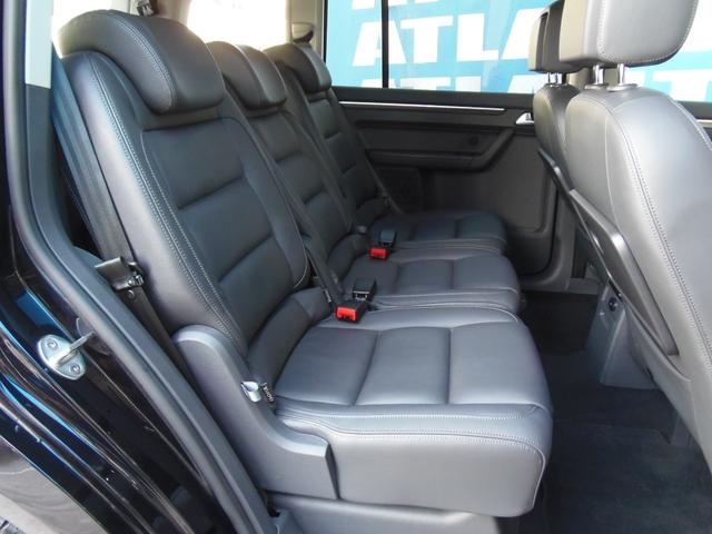 ゴルフトゥーラン ＴＳＩ　ハイライン　禁煙車　黒レザーシート　天張り弛み無し　純正ナビ　ＴＶ　リアカメラ　キセノン　シートヒーター　ＥＴＣ　バンパーセンサー　パドルシフト　キーレス　純正ＡＷ（17枚目）