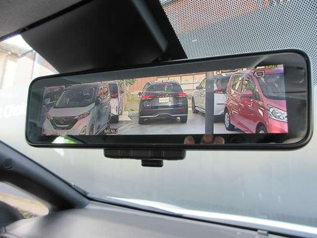 乗員、ヘッドレスト、積載物などでさえぎられがちなルームミラーの後方視界をクリアに保ちます。車室内の状況に関わらず、車両後方にあるカメラの画像をルームミラーに映し出します。