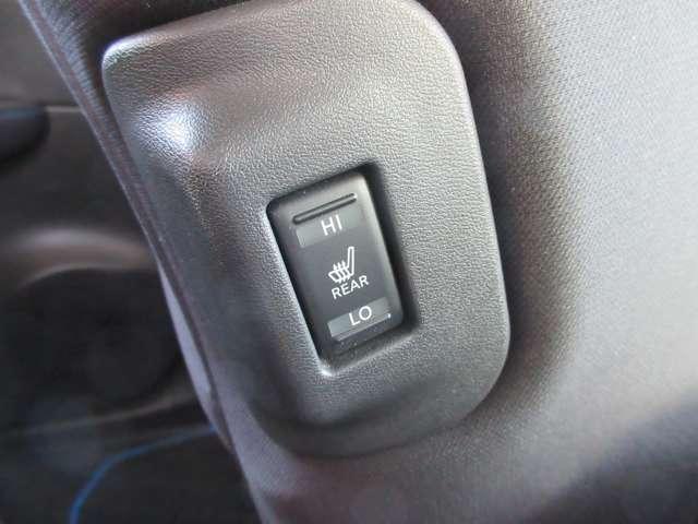 寒い季節に重宝な後席シート用のシートヒータースイッチ付きです