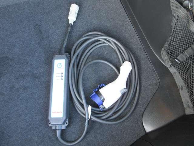 付属の充電ケーブルもございます。