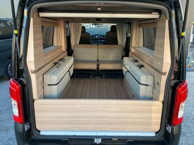 キャラバン グランドプレミアムＧＸ　マイルーム　純正メモリーナビ＋アラウンドビュー＋ＥＴＣ＋ナビ連動ドラレコ＋ウッドブラインド＋室内カーテン＋ロールスクリーン＋左側オートスライド＋ＬＥＤヘッドライト＋スマートルームミラー＋ステッカー！（3枚目）