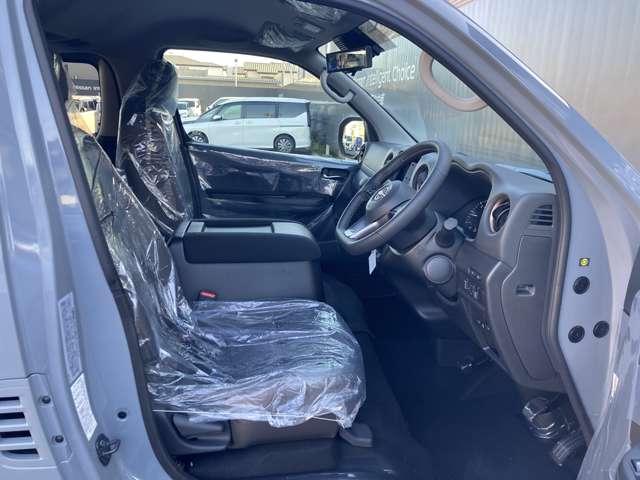 キャラバン ２．４　プレミアムＧＸ　ロングボディ　ディーゼルターボ　４ＷＤ　左側オートスライド　寒冷地　ＭＣ後モデル　エマブレ　寒冷地仕様　Ｂカメラ　ＬＥＤライト　スマートキー　両席エアバッグ　エアコン　４ＷＤ　全方位モニター　盗難防止装置　車線逸脱（14枚目）