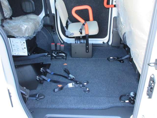 ＮＶ２００バネットバン １．６　チェアキャブ　車いす２名仕様　運転支援システム　キーレス　サイドステップ（12枚目）