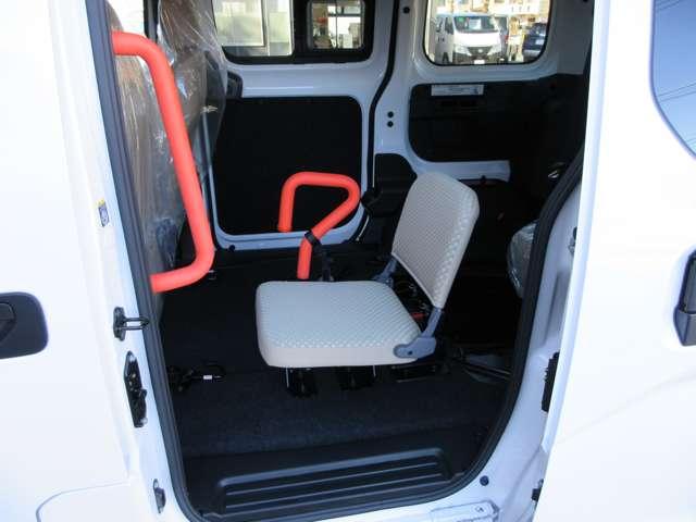 ＮＶ２００バネットバン １．６　チェアキャブ　車いす２名仕様　運転支援システム　キーレス　サイドステップ（17枚目）