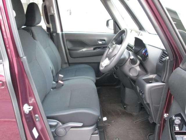 運転席もこの広さで乗り降りに便利！