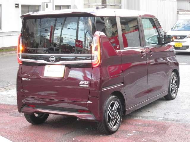 【プライバシーガラス】リヤプライバシーガラスは黒く見えますが夜間は室内側からはよく見えますので安心して頂けます。乗ってられる方のプライバシー保護だけでなくＵＶカット機能も付いています。