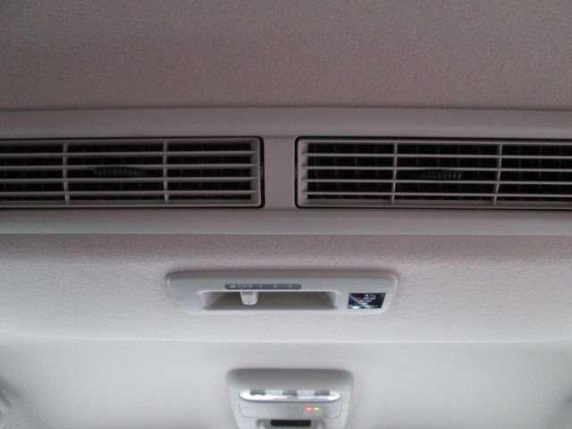後部座席に風を送るリアシーリングファン搭載。