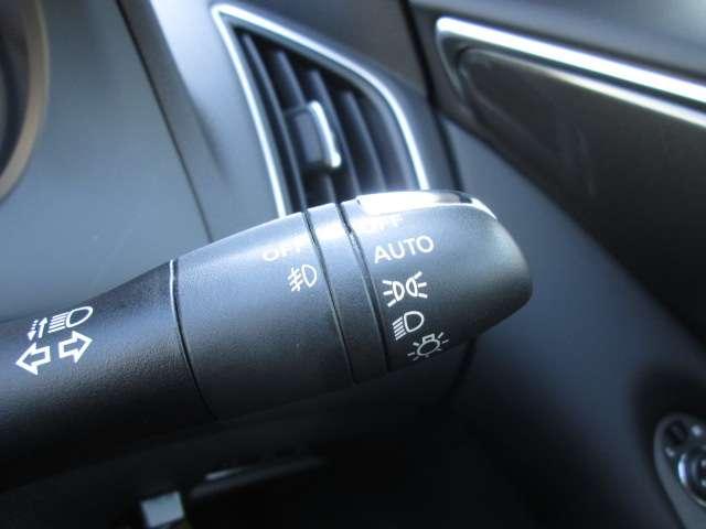 【オートライト機能】オートライト機能付いていますので自動でヘッドライト点灯・消灯します。トンネルの多い道などでは重宝しますね。ライト消し忘れ防止にもなりますよ。