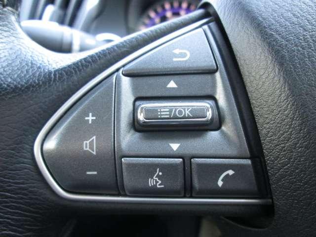 ステアリングスイッチで選曲やボリュームの調整が可能です。