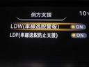 【車線逸脱防止】一定速度以上で作動します。ウインカーなどを出さずに車線に近づいたりすると警報音で安全を促してくれます。