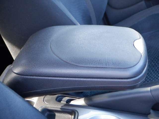 ディラーオプション　運転席アームレスト装着