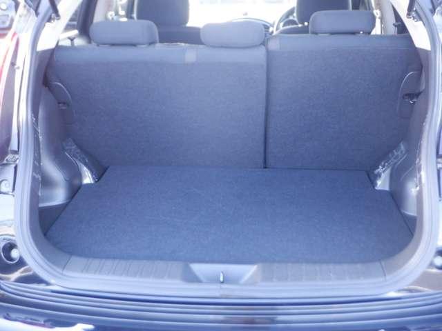 〔ラゲッジスペース〕リヤシートを倒す事により更に大きなスペースを確保出来ます。