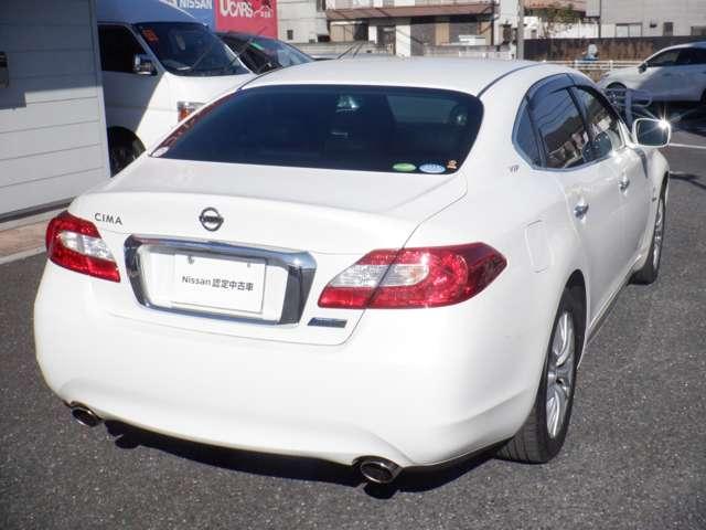 シーマ ３．５　ＶＩＰ　サンルーフ　本革　Ｂカメラ　スマートキー　アイドリングストップ　オートクルーズコントロール　サイドカメラ　ＥＴＣ　アルミホイール　キーレス　ＨＤＤナビ　オートエアコン　レザー　衝突被害軽減ブレーキ　ＬＤＰ（2枚目）