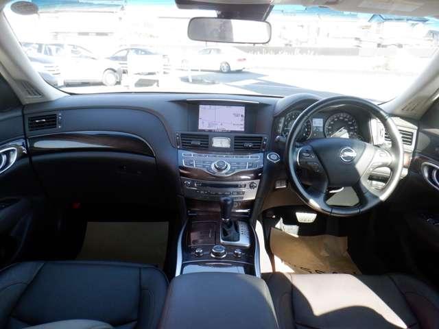 シーマ ３．５　ＶＩＰ　サンルーフ　本革　Ｂカメラ　スマートキー　アイドリングストップ　オートクルーズコントロール　サイドカメラ　ＥＴＣ　アルミホイール　キーレス　ＨＤＤナビ　オートエアコン　レザー　衝突被害軽減ブレーキ　ＬＤＰ（4枚目）