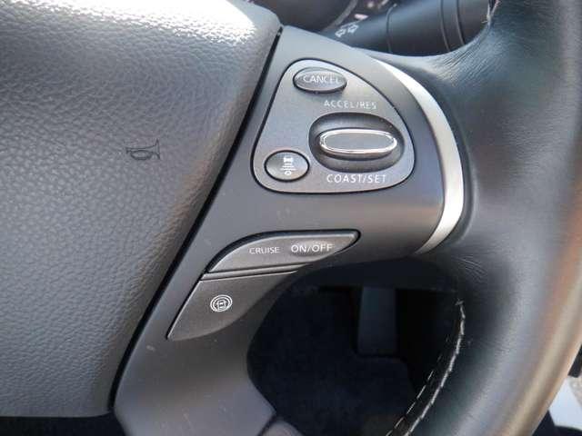 シーマ ３．５　ＶＩＰ　サンルーフ　本革　Ｂカメラ　スマートキー　アイドリングストップ　オートクルーズコントロール　サイドカメラ　ＥＴＣ　アルミホイール　キーレス　ＨＤＤナビ　オートエアコン　レザー　衝突被害軽減ブレーキ　ＬＤＰ（10枚目）