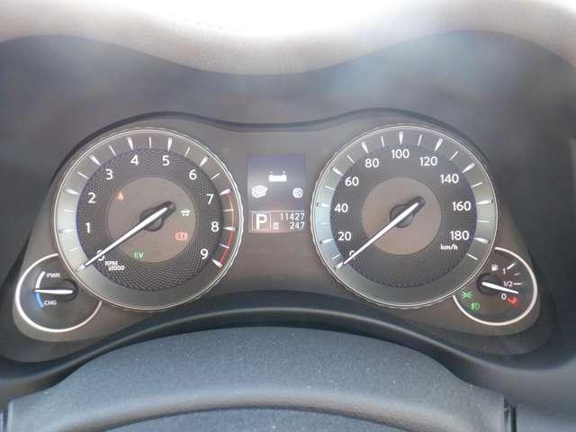 シーマ ３．５　ＶＩＰ　サンルーフ　本革　Ｂカメラ　スマートキー　アイドリングストップ　オートクルーズコントロール　サイドカメラ　ＥＴＣ　アルミホイール　キーレス　ＨＤＤナビ　オートエアコン　レザー　衝突被害軽減ブレーキ　ＬＤＰ（12枚目）