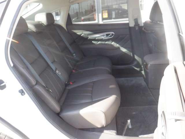 シーマ ３．５　ＶＩＰ　サンルーフ　本革　Ｂカメラ　スマートキー　アイドリングストップ　オートクルーズコントロール　サイドカメラ　ＥＴＣ　アルミホイール　キーレス　ＨＤＤナビ　オートエアコン　レザー　衝突被害軽減ブレーキ　ＬＤＰ（17枚目）