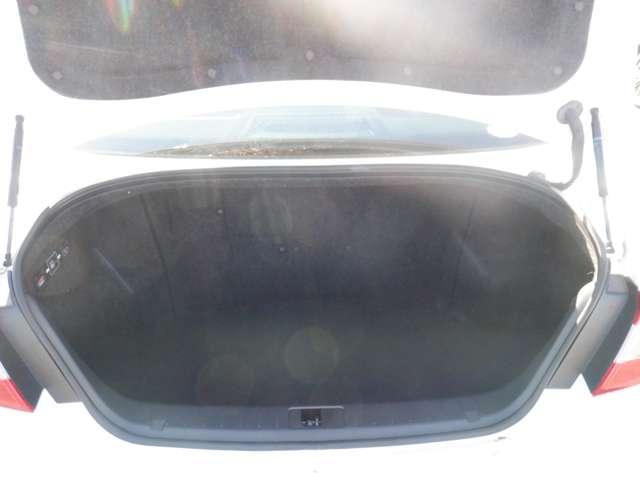 シーマ ３．５　ＶＩＰ　サンルーフ　本革　Ｂカメラ　スマートキー　アイドリングストップ　オートクルーズコントロール　サイドカメラ　ＥＴＣ　アルミホイール　キーレス　ＨＤＤナビ　オートエアコン　レザー　衝突被害軽減ブレーキ　ＬＤＰ（18枚目）