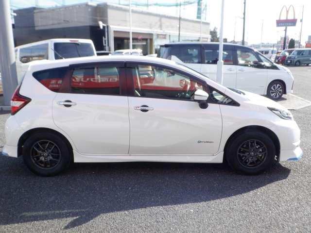 ノート １．２　ｅ－ＰＯＷＥＲ　Ｘ　ワンオ－ナ－　アラウンドビュＭ　メモリ－ナビＭＭ　３６０°カメラ　記録簿付　Ｒカメラ　運転席助手席エアバック　レーンキープ　ＡＵＴＯエアコン　１オーナー　盗難防止システム　ナビＴＶ　ＡＷ　サイドカメラ　運転席エアバッグ　キーレスエントリー　ドラレコ（3枚目）