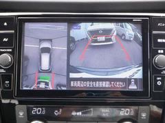 【インテリジェントアラウンドビュ−モニタ−】駐車中のクルマを、上空から見下ろしているかのような映像にして表示します。ひと目で周囲の状況がわかるため、スムースに駐車できます。 3