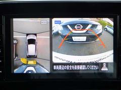 アラウンドビュ−モニタ−はクルマの真上から見ているかのような映像によって、周囲の状況を知ることで、駐車を容易に行うための支援技術です。 3