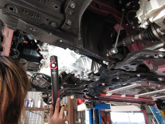 カローラツーリング ハイブリッド　ダブルバイビー　ディーラー社用車　１０．５インチフルセグナビ（前後ドラレコ内蔵）　ＢｌｕｅＴｏｏｔｈ　バックカメラ　ブレインドスポットモニター　カラーヘッドアップディスプレイ　安心降車アシスト　１５００Ｗコンセント（14枚目）