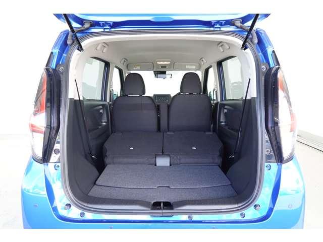 リヤシートを倒した荷室の画像です。