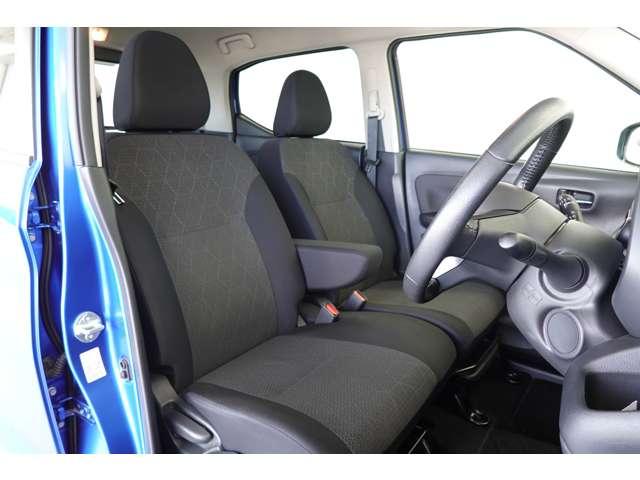 フロントシートはアームレスト付きベンチシートです