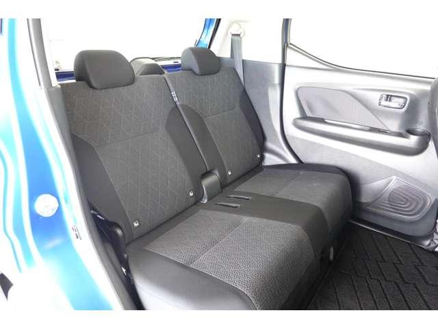 ゆとりのあるリヤシートです。スライド機能付きで足元も広々です。