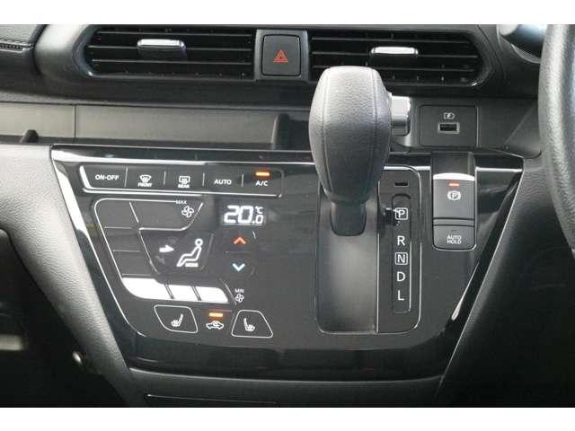 インパネＣＶＴシフトレバーです。エアコンは操作しやすいタッチパネル式スイッチです。