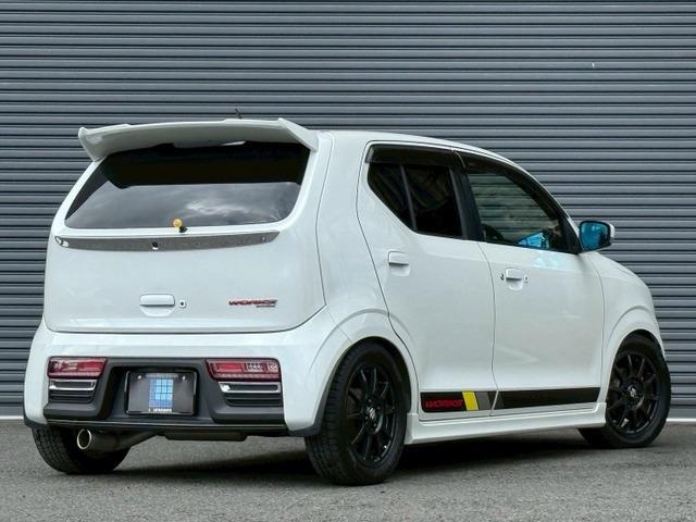 アルトワークス ベースグレード ターボチャージャー ローダウン 15インチアルミホイール クリアランスソナー 頸部衝撃緩和ヘッドレスト ナビ付 盗難防止システム 衝突安全ボディ キーレスエントリー スマートキー(5枚目)