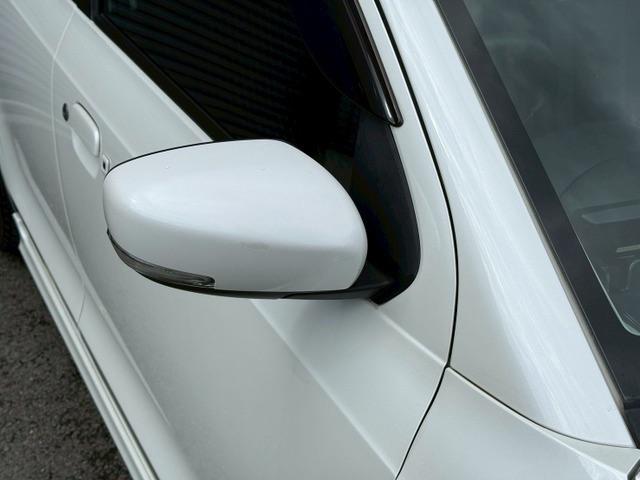 アルトワークス ベースグレード ターボチャージャー ローダウン 15インチアルミホイール クリアランスソナー 頸部衝撃緩和ヘッドレスト ナビ付 盗難防止システム 衝突安全ボディ キーレスエントリー スマートキー(16枚目)