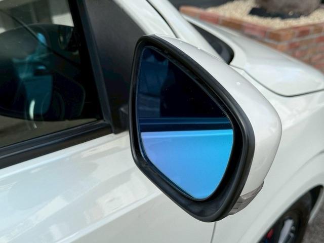 アルトワークス ベースグレード ターボチャージャー ローダウン 15インチアルミホイール クリアランスソナー 頸部衝撃緩和ヘッドレスト ナビ付 盗難防止システム 衝突安全ボディ キーレスエントリー スマートキー(18枚目)