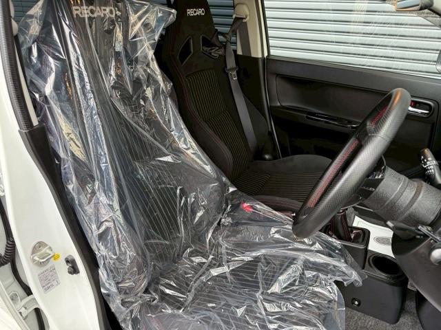 アルトワークス ベースグレード ターボチャージャー ローダウン 15インチアルミホイール クリアランスソナー 頸部衝撃緩和ヘッドレスト ナビ付 盗難防止システム 衝突安全ボディ キーレスエントリー スマートキー(26枚目)