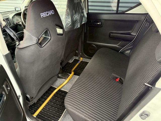 アルトワークス ベースグレード ターボチャージャー ローダウン 15インチアルミホイール クリアランスソナー 頸部衝撃緩和ヘッドレスト ナビ付 盗難防止システム 衝突安全ボディ キーレスエントリー スマートキー(31枚目)