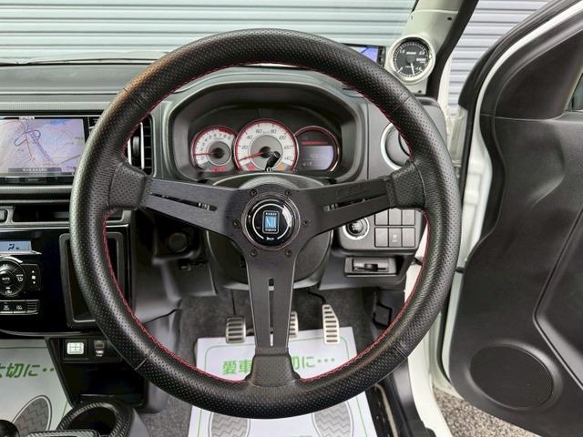 アルトワークス ベースグレード ターボチャージャー ローダウン 15インチアルミホイール クリアランスソナー 頸部衝撃緩和ヘッドレスト ナビ付 盗難防止システム 衝突安全ボディ キーレスエントリー スマートキー(35枚目)