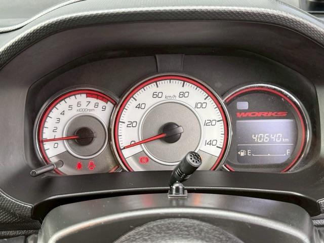 アルトワークス ベースグレード ターボチャージャー ローダウン 15インチアルミホイール クリアランスソナー 頸部衝撃緩和ヘッドレスト ナビ付 盗難防止システム 衝突安全ボディ キーレスエントリー スマートキー(37枚目)