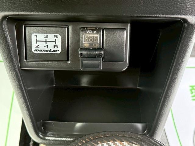 アルトワークス ベースグレード ターボチャージャー ローダウン 15インチアルミホイール クリアランスソナー 頸部衝撃緩和ヘッドレスト ナビ付 盗難防止システム 衝突安全ボディ キーレスエントリー スマートキー(48枚目)