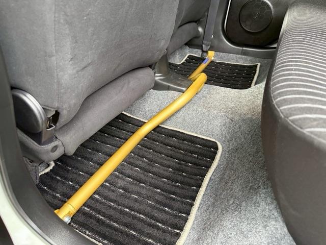 アルトワークス ベースグレード ターボチャージャー ローダウン 15インチアルミホイール クリアランスソナー 頸部衝撃緩和ヘッドレスト ナビ付 盗難防止システム 衝突安全ボディ キーレスエントリー スマートキー(61枚目)