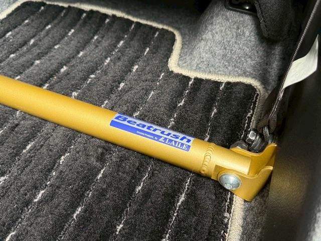 アルトワークス ベースグレード ターボチャージャー ローダウン 15インチアルミホイール クリアランスソナー 頸部衝撃緩和ヘッドレスト ナビ付 盗難防止システム 衝突安全ボディ キーレスエントリー スマートキー(62枚目)