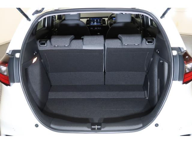 フィット e:HEVRS 元試乗車 禁煙 認定中古車 衝突軽減ブレーキ MTモード 純正ナビ フルセグTV バックモニター CD再生 DVD再生 Bluetooth ミュージックサーバー ETC レーダークルーズ エアバッグ(17枚目)