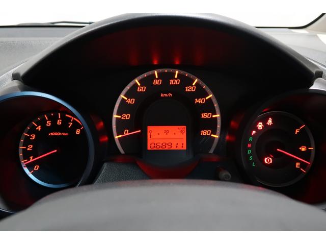 フィット シーズファインスタイル　ワンオーナー　禁煙　認定中古車　３か月保証付き　純正ナビ　バックモニター　ワンセグＴＶ　ＣＤ再生　ＥＴＣ　Ｗエアバッグ　パワーウィンドウ　盗難防止装置　バックカメラ　ＤＶＤ　キーフリー　エアコン（8枚目）