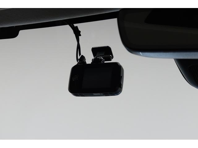 ヴェゼル ｅ：ＨＥＶＺ　ワンオーナー　禁煙　認定中古車　衝突軽減ブレーキ　前後ドラレコ　全周囲カメラ　シートヒーター　ハンドルヒーター　プレミアムオーディオ　ワイヤレス充電　フルセグＴＶ　コネクトディスプレイ　ＥＴＣ２．０（3枚目）