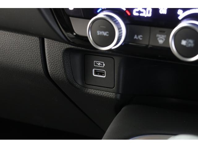 ヴェゼル ｅ：ＨＥＶＺ　ワンオーナー　禁煙　認定中古車　衝突軽減ブレーキ　前後ドラレコ　全周囲カメラ　シートヒーター　ハンドルヒーター　プレミアムオーディオ　ワイヤレス充電　フルセグＴＶ　コネクトディスプレイ　ＥＴＣ２．０（15枚目）