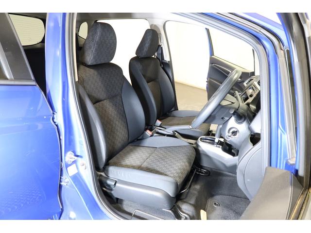 フィット １３Ｇ　禁煙　ＥＴＣ　ＣＤプレイヤー　電動格納ドアミラー　キーレスキー　パワーウインド　マニュアルエアコン　アイドリングストップ　パワーステアリング　ＡＢＳ　ＶＳＡ　運転席助手席エアバッグ　イモビライザー（12枚目）