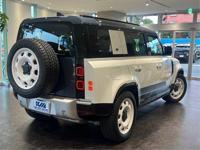 ディフェンダー カウンティエクステリアパックキュレテッドフォジャパン　限定１００台！　コントラストルーフ・テールドア　カウンティエクステリアＰ　コールドクライメートＰ　エアサスペンションＰ　２０インチスタイル９０１３ホイール（グロスホワイトフィニッシュ）（2枚目）