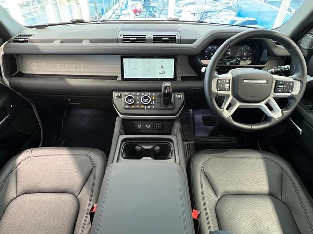 ディフェンダー カウンティエクステリアパックキュレテッドフォジャパン　限定１００台！　コントラストルーフ・テールドア　カウンティエクステリアＰ　コールドクライメートＰ　エアサスペンションＰ　２０インチスタイル９０１３ホイール（グロスホワイトフィニッシュ）（3枚目）