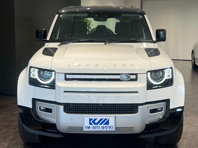 ディフェンダー カウンティエクステリアパックキュレテッドフォジャパン　限定１００台！　コントラストルーフ・テールドア　カウンティエクステリアＰ　コールドクライメートＰ　エアサスペンションＰ　２０インチスタイル９０１３ホイール（グロスホワイトフィニッシュ）（6枚目）