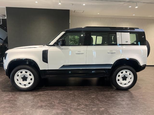 ディフェンダー カウンティエクステリアパックキュレテッドフォジャパン　限定１００台！　コントラストルーフ・テールドア　カウンティエクステリアＰ　コールドクライメートＰ　エアサスペンションＰ　２０インチスタイル９０１３ホイール（グロスホワイトフィニッシュ）（7枚目）